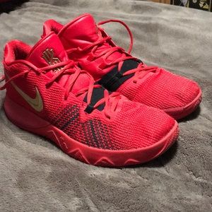 🛑SOLD ON GOAT🛑 Kyrie flytrap “University Red”